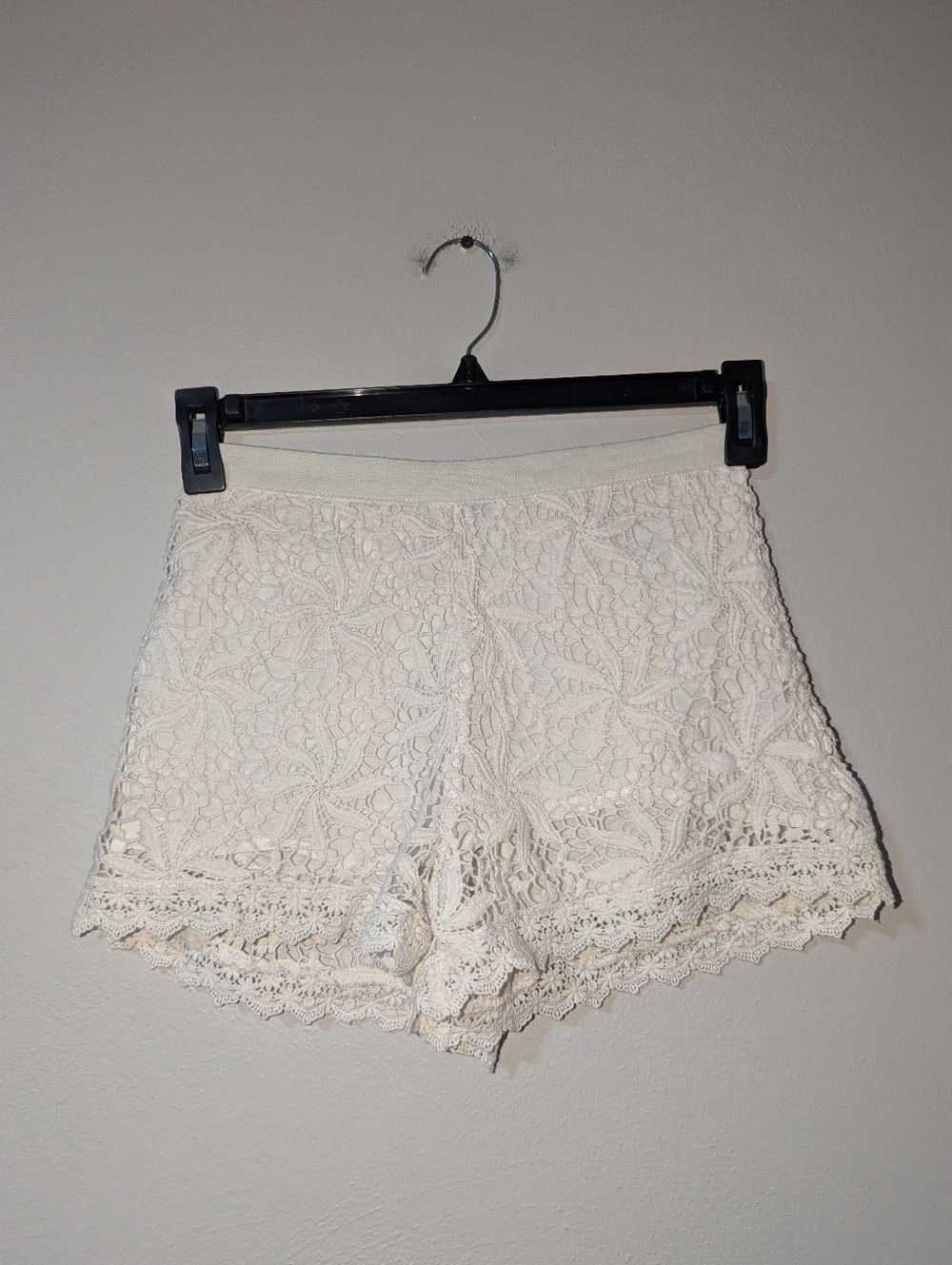 6 Sabo Skirt‎ Cream Lace Zip Back Shorts